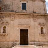 �La facciata del luogo di culto, in stile classico, � scandita da tre livelli...